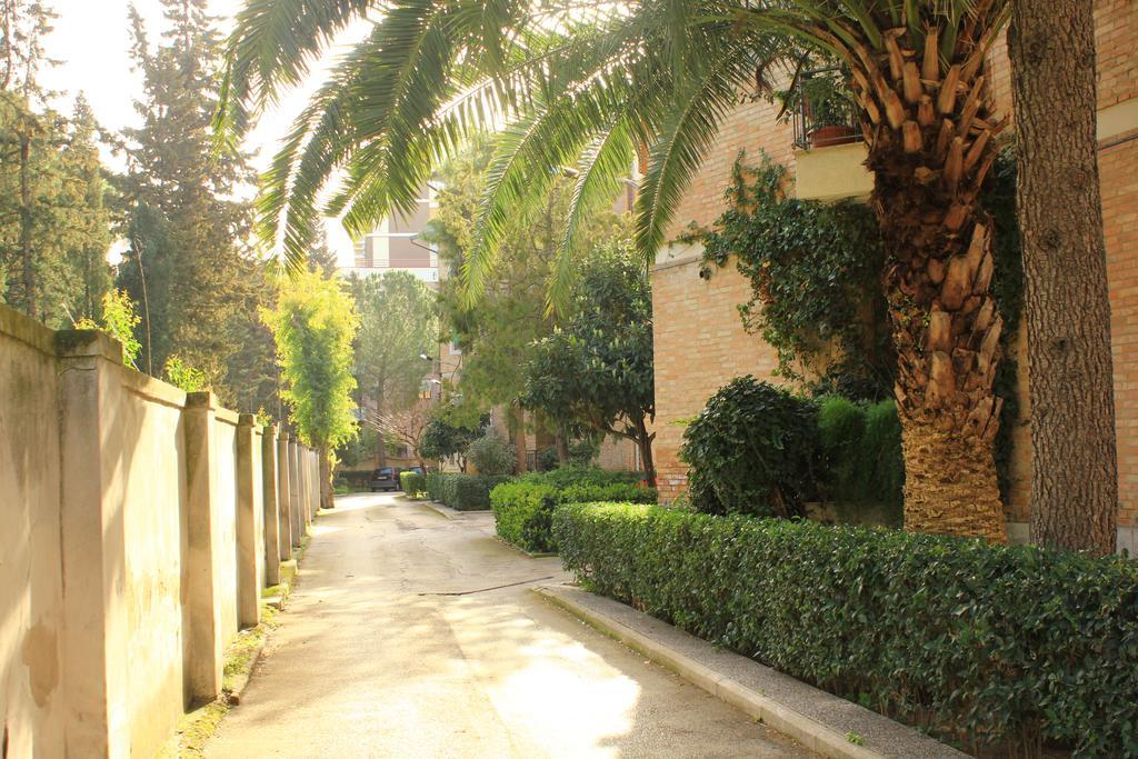 B&B Il Giardino In Citta - Parcheggio Privato Gratuito Foggia Eksteriør bilde